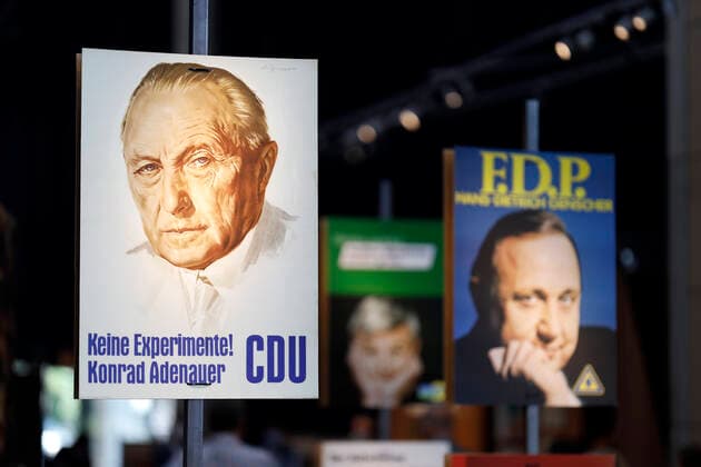 Impressionen von Wahlplakaten und Parteigeschenken beim Pressegespräch zur neuen Ausstellung Wähl mich! Parteien plakatieren im Haus der Geschichte in Bonn. Vom 17. Juni bis 10. Oktober 2021 werden hier rund 100 historische Wahlplakate aus Bundestags- und Landtagswahlen präsentiert und dabei einzelne Komponenten der Wahlplakate in den Blick genommen: Köpfe, Farben und Slogans aus 70 Jahren demokratischer Wahlen in der Bundesrepublik Deutschland dokumentieren, wie sich Themen, Ästhetik und Ansprache der Wählerinnen und Wähler geändert haben. Bonn, 17.06.2021
