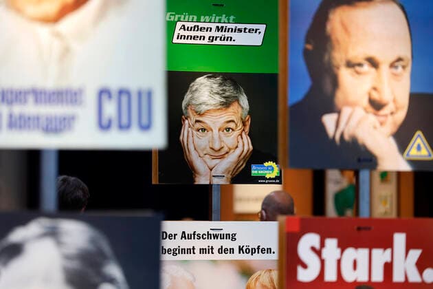 Impressionen von Wahlplakaten und Parteigeschenken beim Pressegespräch zur neuen Ausstellung Wähl mich! Parteien plakatieren im Haus der Geschichte in Bonn. Vom 17. Juni bis 10. Oktober 2021 werden hier rund 100 historische Wahlplakate aus Bundestags- und Landtagswahlen präsentiert und dabei einzelne Komponenten der Wahlplakate in den Blick genommen: Köpfe, Farben und Slogans aus 70 Jahren demokratischer Wahlen in der Bundesrepublik Deutschland dokumentieren, wie sich Themen, Ästhetik und Ansprache der Wählerinnen und Wähler geändert haben. Bonn, 17.06.2021