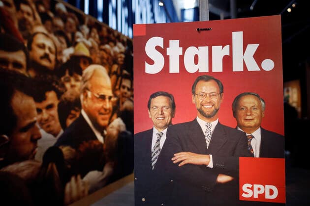 Impressionen von Wahlplakaten und Parteigeschenken beim Pressegespräch zur neuen Ausstellung Wähl mich! Parteien plakatieren im Haus der Geschichte in Bonn. Vom 17. Juni bis 10. Oktober 2021 werden hier rund 100 historische Wahlplakate aus Bundestags- und Landtagswahlen präsentiert und dabei einzelne Komponenten der Wahlplakate in den Blick genommen: Köpfe, Farben und Slogans aus 70 Jahren demokratischer Wahlen in der Bundesrepublik Deutschland dokumentieren, wie sich Themen, Ästhetik und Ansprache der Wählerinnen und Wähler geändert haben. Bonn, 17.06.2021 *** Impressions of election posters and party gifts at the press conference on the new exhibition Wähl mich Parteien plakatieren at the Haus der Geschichte in Bonn From 17 June Foto:xC.xHardtx xFuturexImage