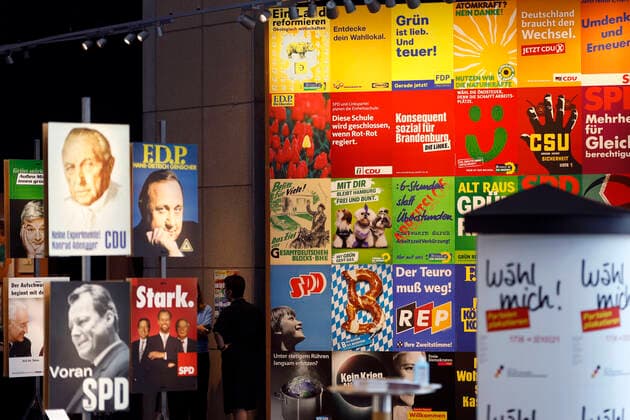Impressionen von Wahlplakaten und Parteigeschenken beim Pressegespräch zur neuen Ausstellung Wähl mich! Parteien plakatieren im Haus der Geschichte in Bonn. Vom 17. Juni bis 10. Oktober 2021 werden hier rund 100 historische Wahlplakate aus Bundestags- und Landtagswahlen präsentiert und dabei einzelne Komponenten der Wahlplakate in den Blick genommen: Köpfe, Farben und Slogans aus 70 Jahren demokratischer Wahlen in der Bundesrepublik Deutschland dokumentieren, wie sich Themen, Ästhetik und Ansprache der Wählerinnen und Wähler geändert haben. Bonn, 17.06.2021