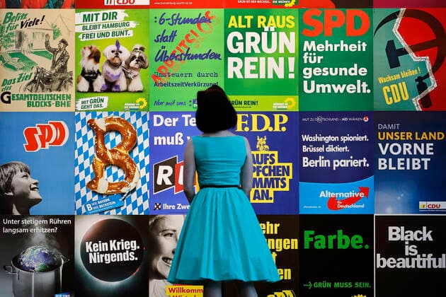 Impressionen von Wahlplakaten und Parteigeschenken beim Pressegespräch zur neuen Ausstellung Wähl mich! Parteien plakatieren im Haus der Geschichte in Bonn. Vom 17. Juni bis 10. Oktober 2021 werden hier rund 100 historische Wahlplakate aus Bundestags- und Landtagswahlen präsentiert und dabei einzelne Komponenten der Wahlplakate in den Blick genommen: Köpfe, Farben und Slogans aus 70 Jahren demokratischer Wahlen in der Bundesrepublik Deutschland dokumentieren, wie sich Themen, Ästhetik und Ansprache der Wählerinnen und Wähler geändert haben. Bonn, 17.06.2021