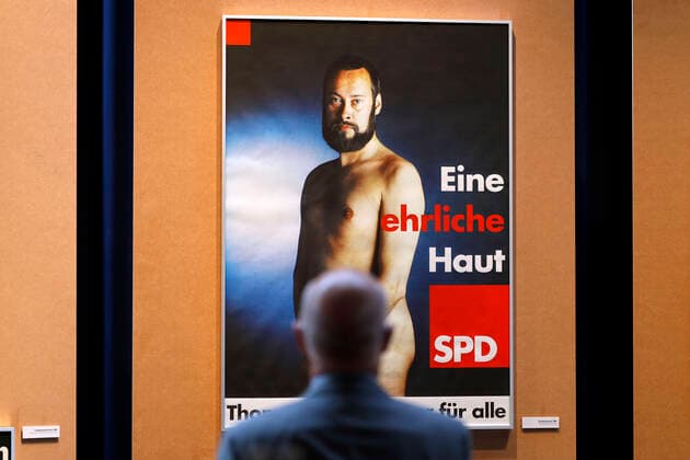 Impressionen von Wahlplakaten und Parteigeschenken beim Pressegespräch zur neuen Ausstellung Wähl mich! Parteien plakatieren im Haus der Geschichte in Bonn. Vom 17. Juni bis 10. Oktober 2021 werden hier rund 100 historische Wahlplakate aus Bundestags- und Landtagswahlen präsentiert und dabei einzelne Komponenten der Wahlplakate in den Blick genommen: Köpfe, Farben und Slogans aus 70 Jahren demokratischer Wahlen in der Bundesrepublik Deutschland dokumentieren, wie sich Themen, Ästhetik und Ansprache der Wählerinnen und Wähler geändert haben. Bonn, 17.06.2021