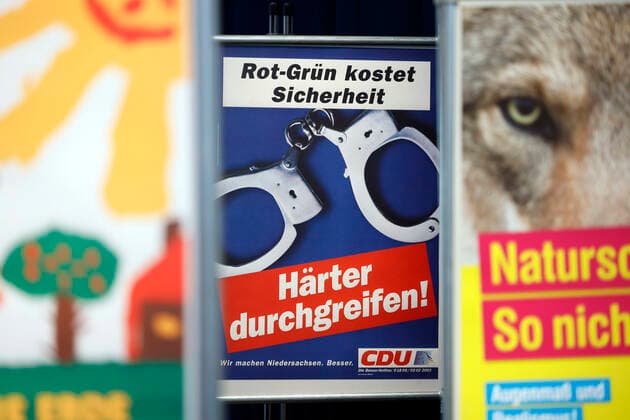 Impressionen von Wahlplakaten und Parteigeschenken beim Pressegespräch zur neuen Ausstellung Wähl mich! Parteien plakatieren im Haus der Geschichte in Bonn. Vom 17. Juni bis 10. Oktober 2021 werden hier rund 100 historische Wahlplakate aus Bundestags- und Landtagswahlen präsentiert und dabei einzelne Komponenten der Wahlplakate in den Blick genommen: Köpfe, Farben und Slogans aus 70 Jahren demokratischer Wahlen in der Bundesrepublik Deutschland dokumentieren, wie sich Themen, Ästhetik und Ansprache der Wählerinnen und Wähler geändert haben. Bonn, 17.06.2021