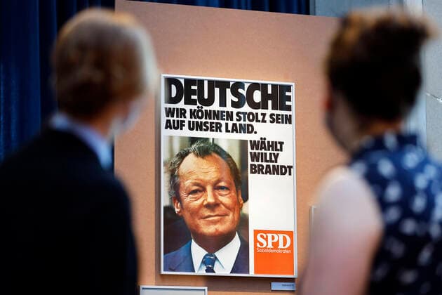 Impressionen von Wahlplakaten und Parteigeschenken beim Pressegespräch zur neuen Ausstellung Wähl mich! Parteien plakatieren im Haus der Geschichte in Bonn. Vom 17. Juni bis 10. Oktober 2021 werden hier rund 100 historische Wahlplakate aus Bundestags- und Landtagswahlen präsentiert und dabei einzelne Komponenten der Wahlplakate in den Blick genommen: Köpfe, Farben und Slogans aus 70 Jahren demokratischer Wahlen in der Bundesrepublik Deutschland dokumentieren, wie sich Themen, Ästhetik und Ansprache der Wählerinnen und Wähler geändert haben. Bonn, 17.06.2021