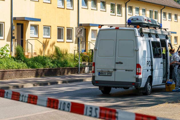 Bilder des Jahres 2021, News 06 Juni News Themen der Woche KW24 News Bilder des Tages Espelkamp, Deutschland 17. Juni 2021: Ein Fahrzeug der Spurensicherung am Tatort in Espelkamp. In dem Ort kam es heute zu einem Doppelmord. NRW *** Espelkamp, Germany 17 June 2021 A forensics vehicle at the scene in Espelkamp A double murder occurred in the town of NRW today. Copyright: xFotostandx xReissx