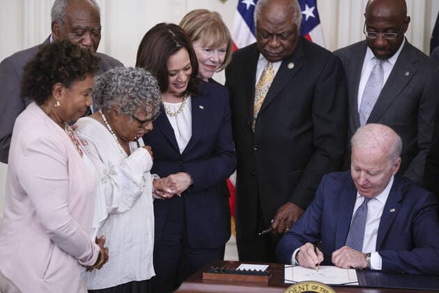 Bilder des Jahres 2021, News 06 Juni News Themen der Woche KW24 USA, Joe Biden unterschreibt National Independence Day Act am Gedenktag zum Ende der Sklaverei President Joe Biden signs the Juneteenth National Independence Day Act into law in the East Room of the White House in Washington, DC, on Thursday, June 17, 2021. Pool photo by Oliver Contreras  WAS20210617622 OliverxContreras