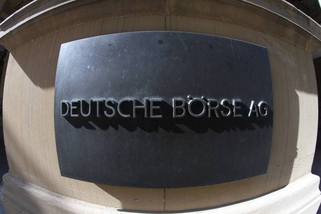Schild Deutsche Börse AG hängt am Gebäude der Börse am Börsenplatz in der Innenstadt von Frankfurt, Hessen, Deutschland *** Sign Deutsche Börse AG hangs on the building of the stock exchange at Börsenplatz in downtown Frankfurt, Hesse, Germany