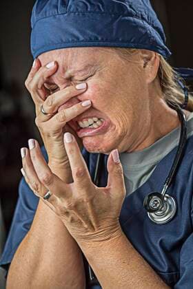 IMAGO Creative: Internationaler Frauenmonat, Gesundheit, Frauen in der Menopause Hysterisch quälend weinende Ärztin oder Krankenschwester *** Hysterical agonizing crying doctor or nurse Copyright: imageBROKER/AndyxDean ibxdea06733372.jpg