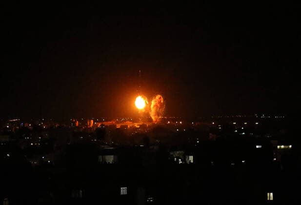 Bilder des Jahres 2021, News 06 Juni News Themen der Woche KW24 News Bilder des Tages June 17, 2021, Gaza city, Gaza Strip, Palestinian Territory: Explosions light-up the night sky above buildings in Gaza City as Israeli forces shell the Palestinian enclave, on June 17, 2021 Gaza city Palestinian Territory - ZUMAap3_ 20210617_zaf_ap3_111 Copyright: xBasharxTalebx