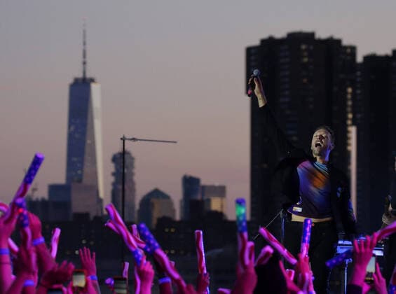 Bilder des Jahres 2021, Entertainment 06 Juni Entertainment Themen der Woche KW24 Entertainment Bilder des Tages Chris Martin and Coldplay perform during a taped free concert in front of One World Trade Center and the Manhattan skyline for Macy s Fourth of July special in New York City on Thursday, June 17, 2021.  NYP20210617131 JohnxAngelillo