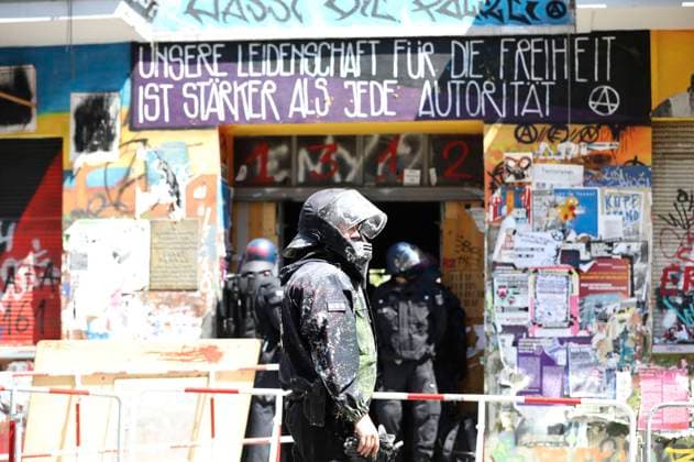 Die Polizei verschafft sich Zugang zu dem linken Hausprojekt in der Rigaer Straße 94 um die Begehung durch einen Sachverstaädigen für Brandschutz in dem Wohnhaus zu ermöglichen. Berlin, 17.06.2021 *** Police gain access to the left-wing house project in Rigaer Straße 94 to allow an inspection by an expert for fire protection in the apartment building Berlin, 17 06 2021 Foto:xB.xKriemannx xFuturexImage
