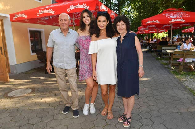 Bilder des Jahres 2021, Entertainment 06 Juni Entertainment Themen der Woche KW24 Entertainment Bilder des Tages Mariella Ahrens mit Eltern und Tochter Isabella von Faber-Castell bei der Premiere des Theaterstücks Das Blaue vom Himmel auf der Freilichtbühne Siebenbrunn. München, 17.06.2021 *** Mariella Ahrens with parents and daughter Isabella von Faber Castell at the premiere of the play Das Blaue vom Himmel at the open-air stage Siebenbrunn Munich, 17 06 2021 Foto:xB.xInsingerx xFuturexImage