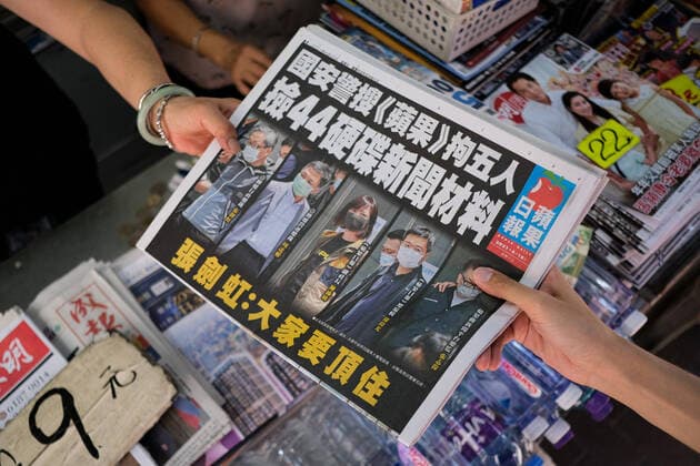 Bilder des Jahres 2021, News 06 Juni News Themen der Woche KW24 China, Verkauf der Apple Daily an einem Zeitungsstand in Hongkong Hong Kong Apple Daily People bought an Apple Daily newspaper at the newsstand in Hong Kong, China, on June 18, 2021. Apple Daily printed 500,000 copies of the pro-democracy paper. People in Hong Kong called for the purchase of Apple Daily as a sign of support. On Thursday, the Hong Kong police arrested five Apple Daily executives and top editors and blocked $18 million Hong Kong dollars in assets of media companies. Hong Kong Hong Kong China manhei-notitle210618_npFBc  Copyright: xLeungxManxHeix