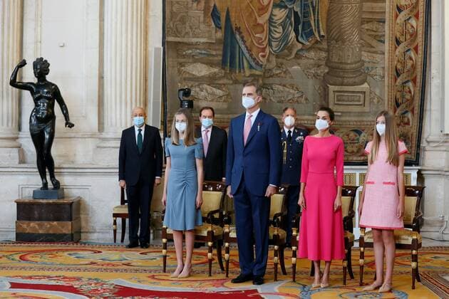 Bilder des Jahres 2021, Entertainment 06 Juni Entertainment Themen der Woche KW24 Entertainment Bilder des Tages Spain s King Felipe VI (2L), Queen Letizia (2R), Crown Princess Leonor (L) and Infanta Sofia (R) chair the awarding ceremony of the order of the Civil Merit held at the Royal Palace in Madrid, Spain, 18 June 2021. Royal Family chairs the awarding ceremony of the order of the Civil Merit !ACHTUNG: NUR REDAKTIONELLE NUTZUNG!  Copyright: xBallesterosx GRAF2877 20210618-637596158480433328