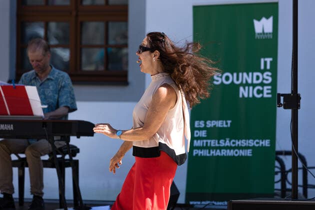 Kleines Konzert am Obermarkt Freiberg - Summertime mit Susanne Engelhardt und Jörg Pitschmann am 18.06.2021 Susanne Engelhardt, Sopran Gesang und Jörg Pitschmann, Klavier und Generalmusikdirektor Freiberg Obermarkt Sachsen Deutschland