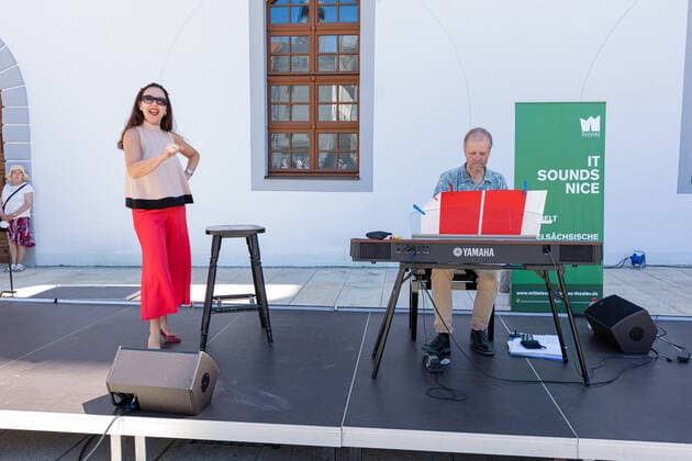 Kleines Konzert am Obermarkt Freiberg - Summertime mit Susanne Engelhardt und Jörg Pitschmann am 18.06.2021 Susanne Engelhardt, Sopran Gesang und Jörg Pitschmann, Klavier und Generalmusikdirektor Freiberg Obermarkt Sachsen Deutschland
