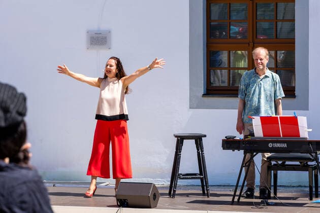 Kleines Konzert am Obermarkt Freiberg - Summertime mit Susanne Engelhardt und Jörg Pitschmann am 18.06.2021 Susanne Engelhardt, Sopran Gesang und Jörg Pitschmann, Klavier und Generalmusikdirektor nach dem Konzert Freiberg Obermarkt Sachsen Deutschland