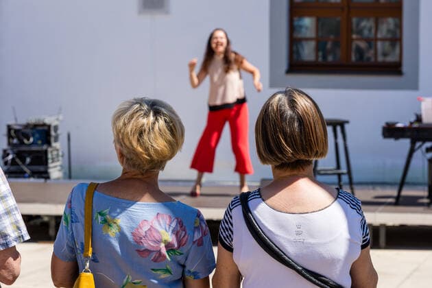 Kleines Konzert am Obermarkt Freiberg - Summertime mit Susanne Engelhardt und Jörg Pitschmann am 18.06.2021 Zuschauerinnen vor der Bühne Freiberg Obermarkt Sachsen Deutschland