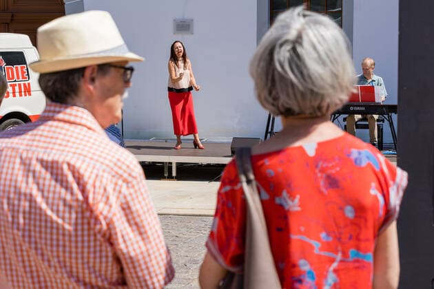 Kleines Konzert am Obermarkt Freiberg - Summertime mit Susanne Engelhardt und Jörg Pitschmann am 18.06.2021 Zuschauer vor der Bühne Freiberg Obermarkt Sachsen Deutschland