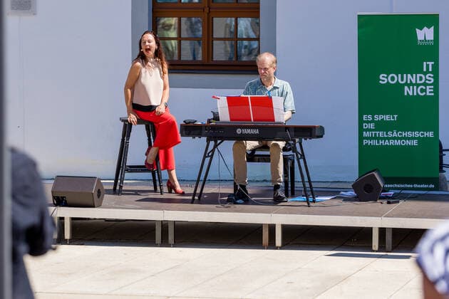 Entertainment Bilder des Tages Kleines Konzert am Obermarkt Freiberg - Summertime mit Susanne Engelhardt und Jörg Pitschmann am 18.06.2021 Susanne Engelhardt, Sopran Gesang und Jörg Pitschmann, Klavier und Generalmusikdirektor Freiberg Obermarkt Sachsen Deutschland