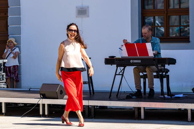 Kleines Konzert am Obermarkt Freiberg - Summertime mit Susanne Engelhardt und Jörg Pitschmann am 18.06.2021 Susanne Engelhardt, Sopran Gesang und Jörg Pitschmann, Klavier und Generalmusikdirektor Freiberg Obermarkt Sachsen Deutschland