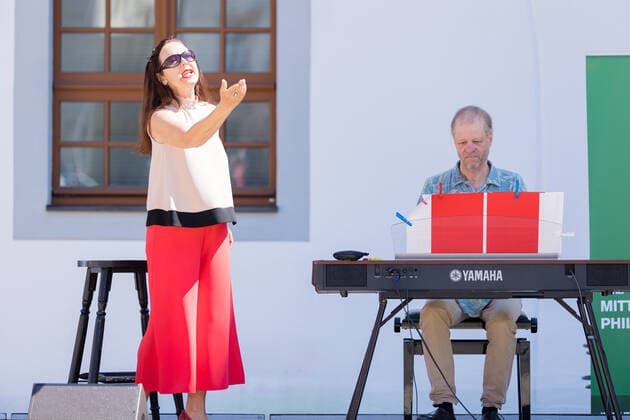 Kleines Konzert am Obermarkt Freiberg - Summertime mit Susanne Engelhardt und Jörg Pitschmann am 18.06.2021 Susanne Engelhardt, Sopran Gesang und Jörg Pitschmann, Klavier und Generalmusikdirektor Freiberg Obermarkt Sachsen Deutschland