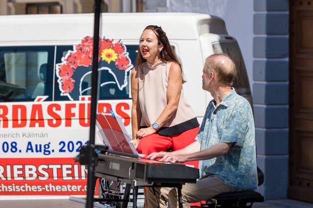 Kleines Konzert am Obermarkt Freiberg - Summertime mit Susanne Engelhardt und Jörg Pitschmann am 18.06.2021 Susanne Engelhardt, Sopran Gesang und Jörg Pitschmann, Klavier und Generalmusikdirektor Freiberg Obermarkt Sachsen Deutschland