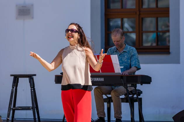 Kleines Konzert am Obermarkt Freiberg - Summertime mit Susanne Engelhardt und Jörg Pitschmann am 18.06.2021 Susanne Engelhardt, Sopran Gesang und Jörg Pitschmann, Klavier und Generalmusikdirektor Freiberg Obermarkt Sachsen Deutschland