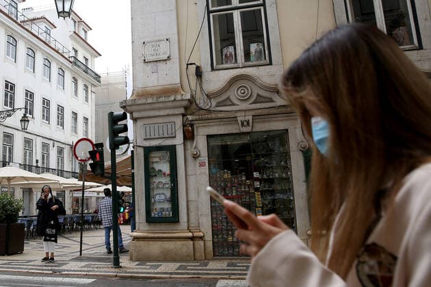 Coronavirus in Portugal, Eindrücke aus Lissabon Lisbon residents confined to region at weekends as COVID-19 spikes People walk on a street in downtown Lisbon, Portugal, on June 18, 2021. Portugal s government decided on Thursday to ban the circulation to and from the Metropolitan Area of Lisbon on weekends, from 3 p.m. on Friday, due to the increase in cases of Covid-19 in part of the country. Lisbon Portugal fiuza-lisbonre210618_npKmI  Copyright: xPedroxFiuzax
