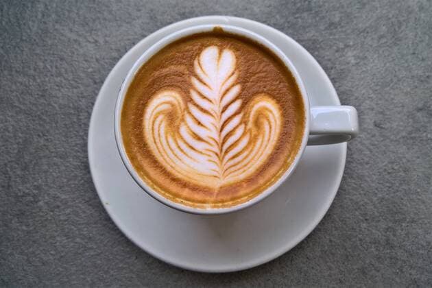 Barista ist eine Taetigkeitsbezeichnung fuer jemanden, der in einer Espressobar bzw. einem Cafe fuer die Zubereitung von Kaffee verantwortlich ist. Barista ist das italienische Wort fuer Barkeeper (Theker), der Plural lautet baristi bzw. bariste. Der Begriff wurde zunaechst ins Englische uebernommen, wobei die Bedeutung sich leicht verschob. Waehrend ein Barista in Italien alle Arten von Getraenken serviert, wird hiermit im englischen Sprachraum jemand bezeichnet, der vornehmlich in Coffeeshops Getraenke auf der Basis von Espresso zubereitet und serviert. Mit dieser Bedeutung wurde der Begriff schliesslich auch in den deutschen Wortschatz uebernommen. Oft beherrscht ein Barista auch die Latte Art, wobei beim Eingiessen der aufgeschaeumten