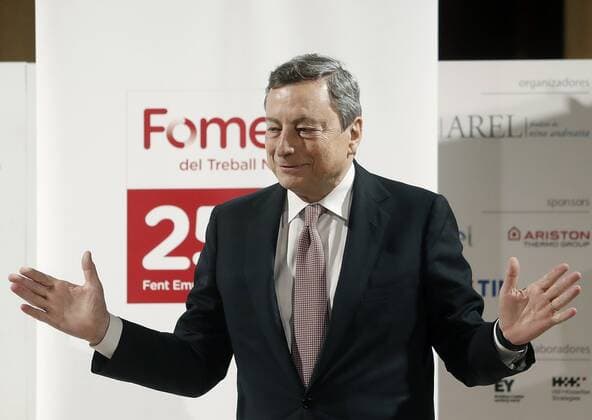 Spanien-Italien Dialog Forum in Barcelona, Mario Draghi erhält Auszeichnung Italian Prime Minister, Mario Draghi, reacts after receiving the Catalan business association Foment del Treball s commemorative medal on the occasion of its 250th anniversary in recognition to his rigorous work and commitment to public service during an act held in Barcelona, Spain, 18 June 2021.The ceremony was held in the frame of the 18th Spain-Italy Dialogue Forum. Draghi receives the Foment del Treball s commemorative medal in Barcelona !ACHTUNG: NUR REDAKTIONELLE NUTZUNG!  Copyright: xAndreuxDalmaux GRAFCAT5110 20210618-637596350035635622