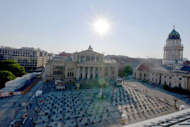 Bilder des Jahres 2021, Entertainment 06 Juni Entertainment Themen der Woche KW24 Entertainment Bilder des Tages Neuinszenierung 200 Jahre FREISCHÜTZ Blick von oben auf das Geschehen aus einem Hotel gegenüber Neuinszenierung 200 Jahre FREISCHÜTZ (1821) Open Air vor dem Konzerthaus, Inszenierung von La Fura, Chefdirigent Christoph Eschenbach, ein musikalischer Kinoabend, in einer warmen Sommernacht mit 500 Gästen im Kreis gesessen am Gendarmenmarkt Berlin am 18.06.2021 *** New production 200 years of FREISCHÜTZ View from above of the action from a hotel opposite New production 200 years of FREISCHÜTZ 1821 Open Air in front of the Konzerthaus, production by La Fura, chief conductor Christoph Eschenbach, a musical cinema evening, on a warm summer night with 500 guests sitting in a circle at the Gendarmenmarkt Berlin on 18 06 2021 Photopress Mueller