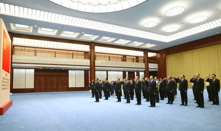 China, Xi Jinping besucht Historisches Museum in Peking (210618) -- BEIJING, June 18, 2021 -- Xi Jinping leads other Communist Party of China (CPC) and state leaders Li Keqiang, Li Zhanshu, Wang Yang, Wang Huning, Zhao Leji, Han Zheng and Wang Qishan to review the Party admission oath after visiting an exhibition on CPC history themed staying true to the founding mission at the Museum of the CPC in Beijing, capital of China, June 18, 2021. ) CHINA-BEIJING-XI JINPING-EXHIBITION-CPC HISTORY (CN) JuxPeng