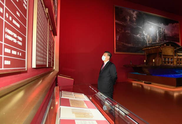China, Xi Jinping besucht Historisches Museum in Peking (210618) -- BEIJING, June 18, 2021 -- Chinese President Xi Jinping, also general secretary of the Communist Party of China (CPC) Central Committee and chairman of the Central Military Commission, visits an exhibition on CPC history themed staying true to the founding mission at the Museum of the CPC in Beijing, capital of China, June 18, 2021. Xi was joined by other CPC and state leaders including Li Keqiang, Li Zhanshu, Wang Yang, Wang Huning, Zhao Leji, Han Zheng and Wang Qishan during the visit. ) CHINA-BEIJING-XI JINPING-EXHIBITION-CPC HISTORY (CN) LixXueren