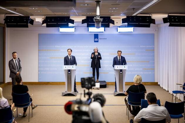THE HAGUE - Outgoing Prime Minister Mark Rutte and outgoing Minister Hugo de Jonge (Public Health, Welfare and Sport) during a press conference. The cabinet announces accelerated relaxation of the corona measures. REMKO DE WAAL W Copyright: xHollandsexHoogtex xxANPx x432737642x