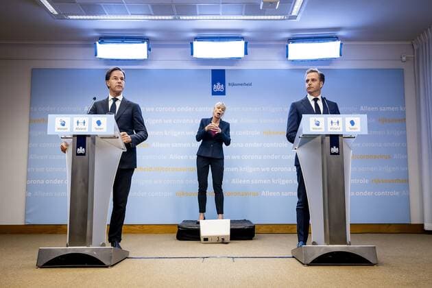 THE HAGUE - Outgoing Prime Minister Mark Rutte and outgoing Minister Hugo de Jonge (Public Health, Welfare and Sport) during a press conference. The cabinet announces accelerated relaxation of the corona measures. REMKO DE WAAL W Copyright: xHollandsexHoogtex xxANPx x432737663x
