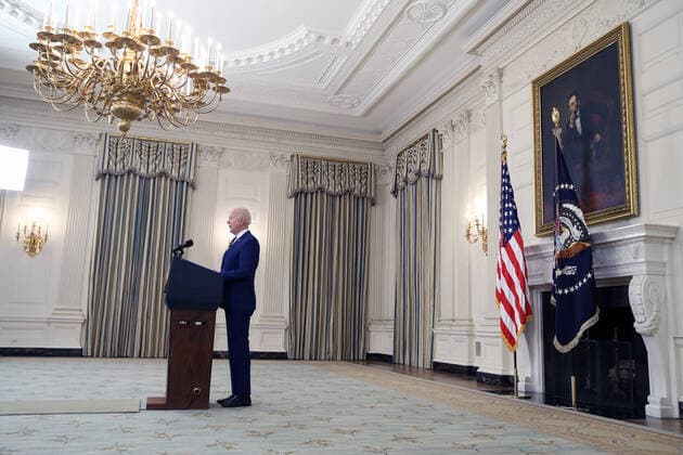 Coronavirus in den USA, Präsident Joe Biden Pressekonferenz in Washington President Joe Biden gives an update on the U.S. COVID-19 response and vaccination program during an address at the White House in Washington DC, on Friday, June 18, 2021. The White House said that 300 million vaccine shots have been administered in the past 150 days and that COVID-19 cases and deaths had fallen by more than 90 percent.  WAP20210618504 TASOSxKATOPODIS
