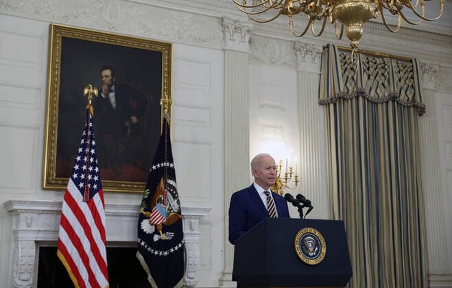 Coronavirus in den USA, Präsident Joe Biden Pressekonferenz in Washington President Joe Biden gives an update on the U.S. COVID-19 response and vaccination program during an address at the White House in Washington DC, on Friday, June 18, 2021. The White House said that 300 million vaccine shots have been administered in the past 150 days and that COVID-19 cases and deaths had fallen by more than 90 percent.  WAP20210618509 TASOSxKATOPODIS