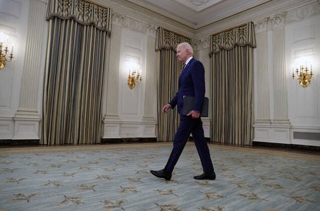 Coronavirus in den USA, Präsident Joe Biden Pressekonferenz in Washington President Joe Biden departs after giving an update on the U.S. COVID-19 response and vaccination program during an address at the White House in Washington DC, on Friday, June 18, 2021. The White House said that 300 million vaccine shots have been administered in the past 150 days and that COVID-19 cases and deaths had fallen by more than 90 percent.  WAP20210618520 TASOSxKATOPODIS