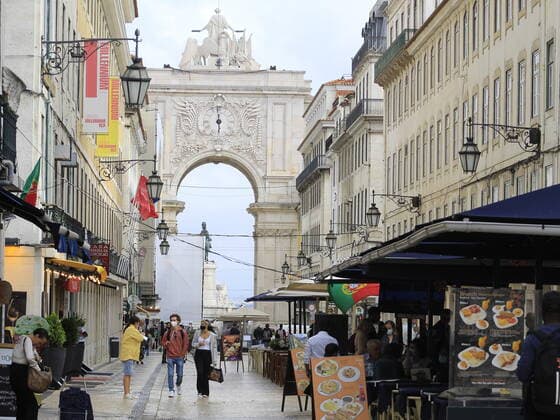 June 18, 2021, Lisbon, Portugal: Movement in Baixa Chiado region, which is located on gulf, between two main hills of the city, and is financial and commercial center of Capital. Streets are straight and lined with neoclassical buildings.  Copyright: xEdsonxdexSouzax