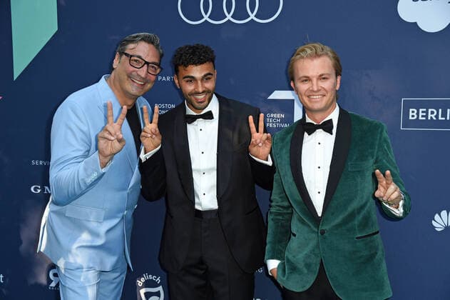 Bilder des Jahres 2021, Entertainment 06 Juni Entertainment Themen der Woche KW24 Entertainment Bilder des Tages Mousse T., Younes Zarou, Nico Rosberg auf dem Green Carpet der Green Awards 2021 im Kraftwerk in Berlin am 18.06.2021 *** Mousse T , Younes Zarou, Nico Rosberg on the Green Carpet of the Green Awards 2021 at the Kraftwerk in Berlin on 18 06 2021