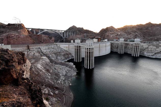IMAGO Nature: Unsere Erde, Energiequellen, Wasserkraft May 13, 2021, Lake Mead, Nevada, USA: The sun sets over a ridge at Hoover Dam in the Black Canyon of the Colorado River on the border between Arizona and Nevada. Hoover Dam, completed in 1936, impounds Lake Mead, the largest reservoir in the United States by volume. Hoover Dam is a major tourist attraction; nearly a million people tour the dam each year. The dam s generators provide power for public and private utilities in Nevada, Arizona, and California. Lake Mead NRA USA - ZUMAbk3_ 20210513_zaf_bk3_058 Copyright: xDavidxBeckerx