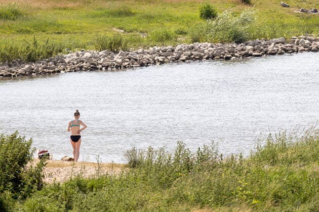 18.06.2021 , DU Duisburg , Am Freitagnachmittag nur wenige Menschen am Strandabschnitt des Rheins in Duisburg , an dem am Mittwoch 3 junge Mädchen verschwunden sind. *** 18 06 2021 , DU Duisburg , On Friday afternoon only a few people at the beach section of the Rhine in Duisburg , where on Wednesday 3 young girls disappeared