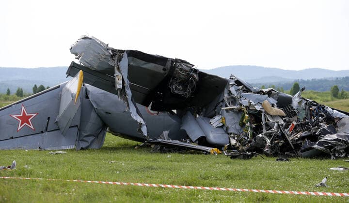 Bilder des Jahres 2021, News 06 Juni News Themen der Woche KW24 News Bilder des Tages KEMEROVO REGION, RUSSIA - JUNE 19, 2021: The site of the crash of a DOSAAF schoolâ€™s L-410 light aircraft near Zhuravlevo, Kemerovo Region, south Siberia. At least nine people, including two crew members died in the accident. The aircraft, which took off from Tanai Airport with 19 people onboard for a parachute training flight, suffered an engine failure and hit tree tops while crashlanding. Danil Aikin TASS  TS1054C5