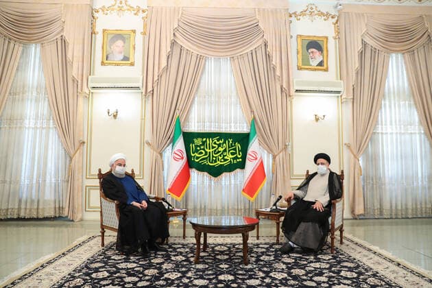 Bilder des Jahres 2021, News 06 Juni News Themen der Woche KW24 News Bilder des Tages June 19, 2021, Tehran, Tehran, Iran: A handout photo made available by the presidential office shows, Iranian president HASSAN ROUHANI (L) and president-elect EBRAHIM RAISI (R) during a meeting in Tehran, Iran, 19 June 2021. Rouhani congratulated Raisi for winning the presidential election. According to an interior ministry official, Raisi won 17.8 million votes, so far. More than 28 million Iranians out of 59 million eligible voters had cast their ballots in the Iranian Presidential election. Iran s hard-line judiciary chief won the country s presidential election in a landslide victory Saturday, propelling the supreme leader s protege into Tehran s highest civilian position in a vote that appeared to see the lowest turnout in the Islamic - ZUMAi98_ 20210619_zih_i98_006 Copyright: xIranianxPresidencyx