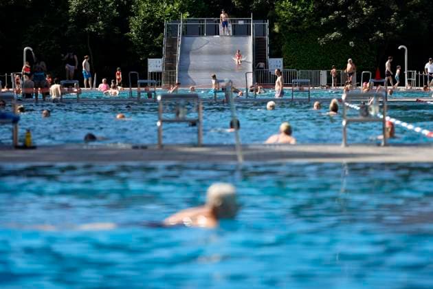 Im Kölner Stadionbad genießen Badegäste den Beginn der Freibad-Saison. Unter Einhaltung der Corona-Regeln dürfen Badgäste einen festen Slot buchen und in dem Zeitraum ohne Maske baden. (Themenbild, Symbolbild) Köln, 19.05.2021 *** In Colognes Stadionbad, bathers enjoy the start of the open-air swimming season In compliance with the Corona rules, bathers are allowed to book a fixed slot and swim without a mask during the period Topic image, symbol image Cologne, 19 05 2021 Foto:xC.xHardtx xFuturexImage