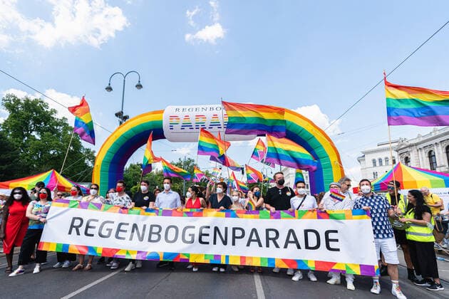Bilder des Jahres 2021, News 06 Juni News Themen der Woche KW24 News Bilder des Tages WIEN 19.06.2021, WIEN, AUT, 25. Regenbogenparade in Wien, die gegen die Diskriminierung von Schwulen, Lesben und Transgender-Personen demonstrieren, im Bild Teilnehmer during the 25th Rainbow Parade, demonstrating against discrimination against gays, lesbians and transgender persons in WIEN, Austria on 2021 06 19. **** OUT of AUT - Keine Weitergabe an Drittanbieter **** *** VIENNA 19 06 2021, VIENNA, AUT, 25 Rainbow Parade in Vienna, demonstrating against discrimination against gays, lesbians and transgender persons, pictured participants during the 25th Rainbow Parade, demonstrating against discrimination against gays, lesbians and transgender persons in VIENNA, Austria on 2021 06 19 OUT of AUT No disclosure to third parties  EP_sro