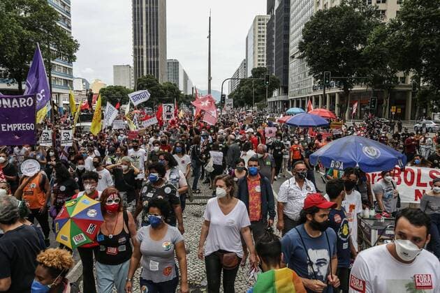 Bilder des Jahres 2021, News 06 Juni News Themen der Woche KW24 RIO DE JANEIRO (BRAZIL), 06 19 2021.- Opponents of the President of Brazil, Jair Bolsonaro, participate in a protest against his Government, in Rio de Janeiro, Brazil, 19 June 2021. The left protested again this Saturday in Brazil against President Jair Bolsonaro, the leader of a far-right denier, at a time when the country is close to 500,000 deaths from covid-19. Equipped with masks, thousands of people took to the streets in various capitals of the South American giant, including Rio de Janeiro, Recife and Brasilia, to demand the departure of the head of state for his management of the coronavirus pandemic, which is being investigated by a commission of the Senate. EFE Andre Coelho The left takes to the streets again in Brazil against  Copyright: xAndréxCoelhox AME6898 20210619-637597337047620249