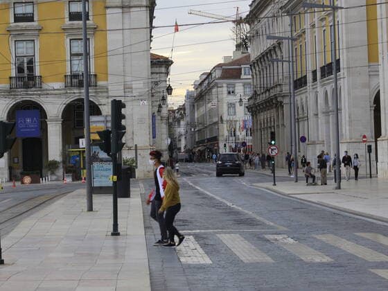 June 19, 2021, Lisbon, Portugal: Movement of tourists despite prohibition to travel in Metropolitan region of Lisbon and milder weather in Comercio Square, on Saturday (19).  Copyright: xEdsonxdexSouzax