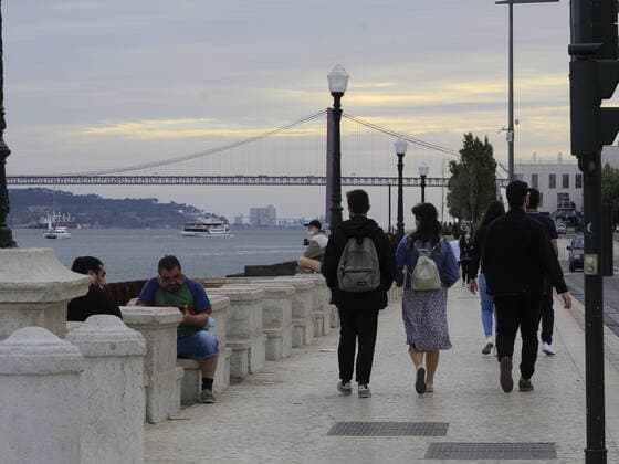 June 19, 2021, Lisbon, Portugal: Movement of tourists despite prohibition to travel in Metropolitan region of Lisbon and milder weather in Comercio Square, on Saturday (19).  Copyright: xEdsonxdexSouzax